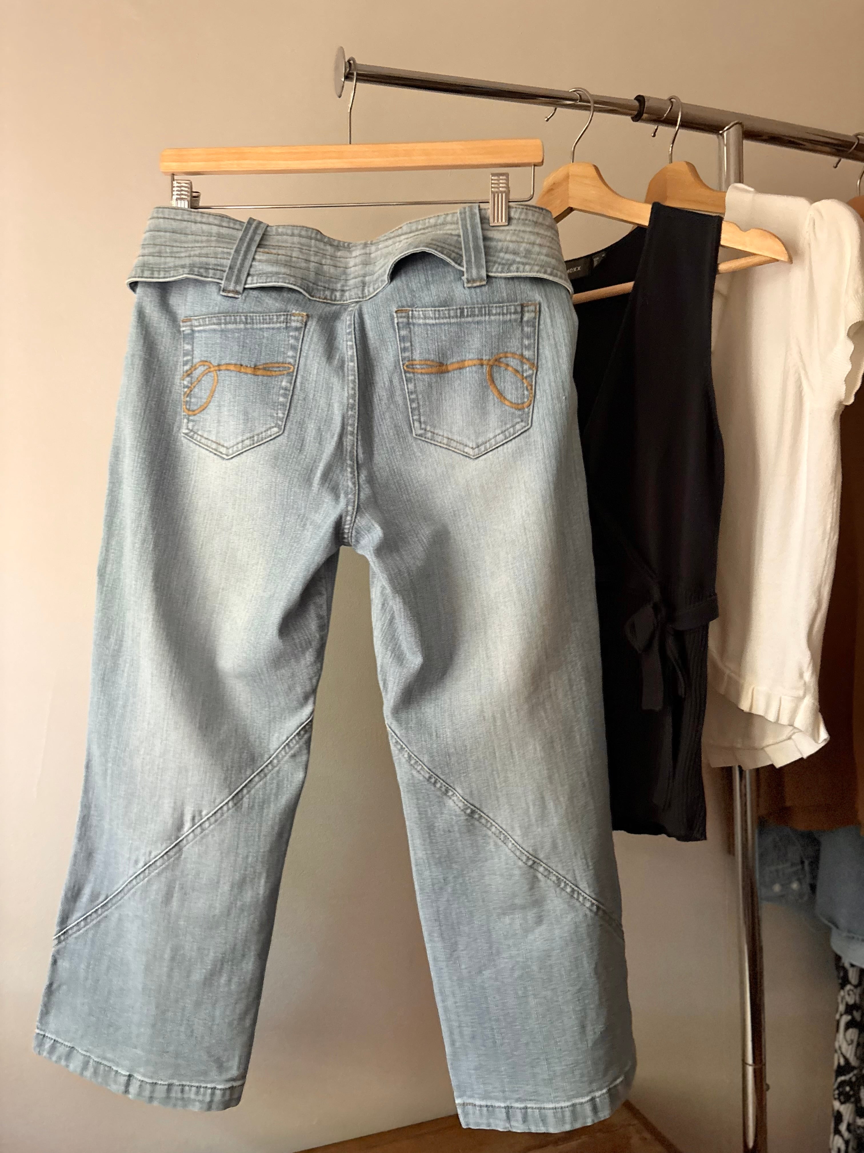 Y2K Light Wash Low Rise Capris with Chunky Belt | Size 31”