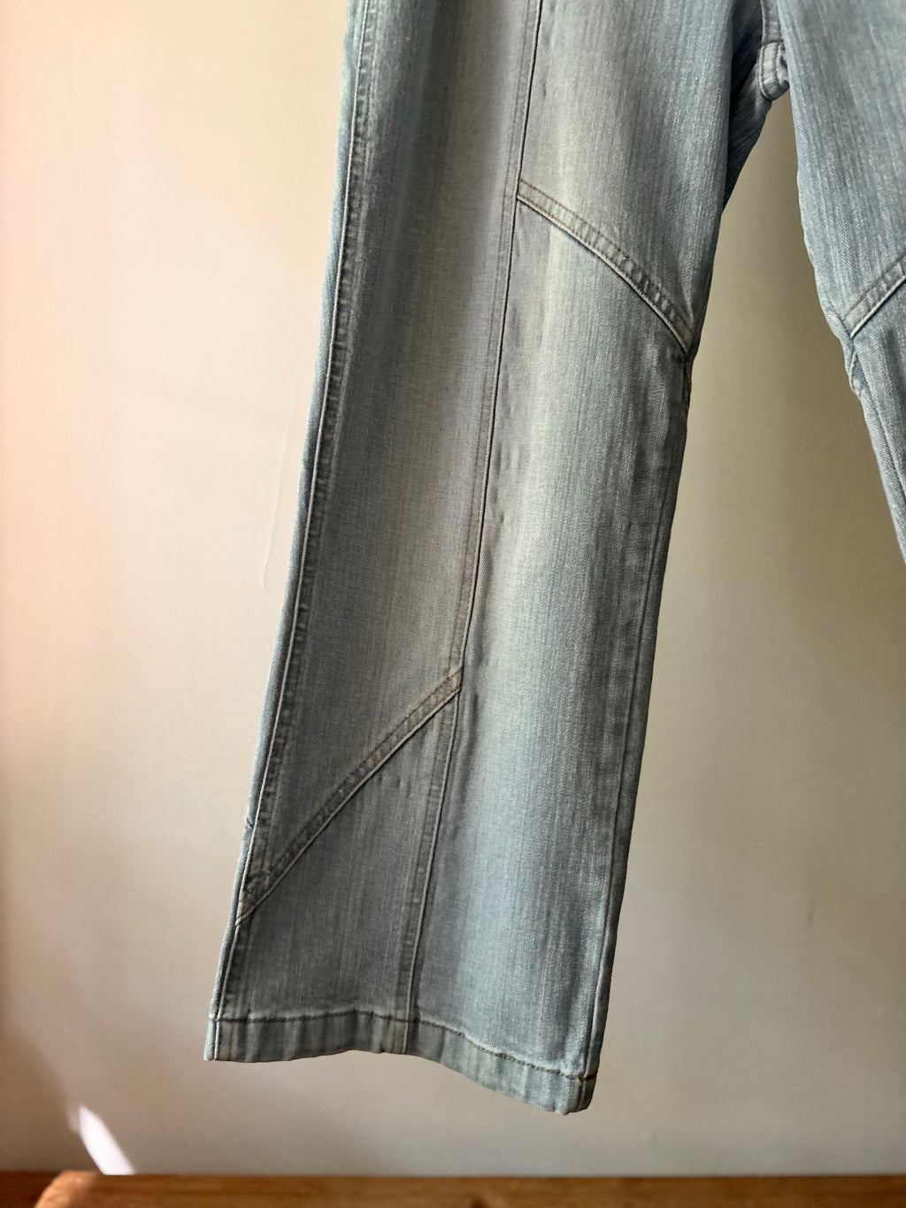 Y2K Light Wash Low Rise Capris with Chunky Belt | Size 31”