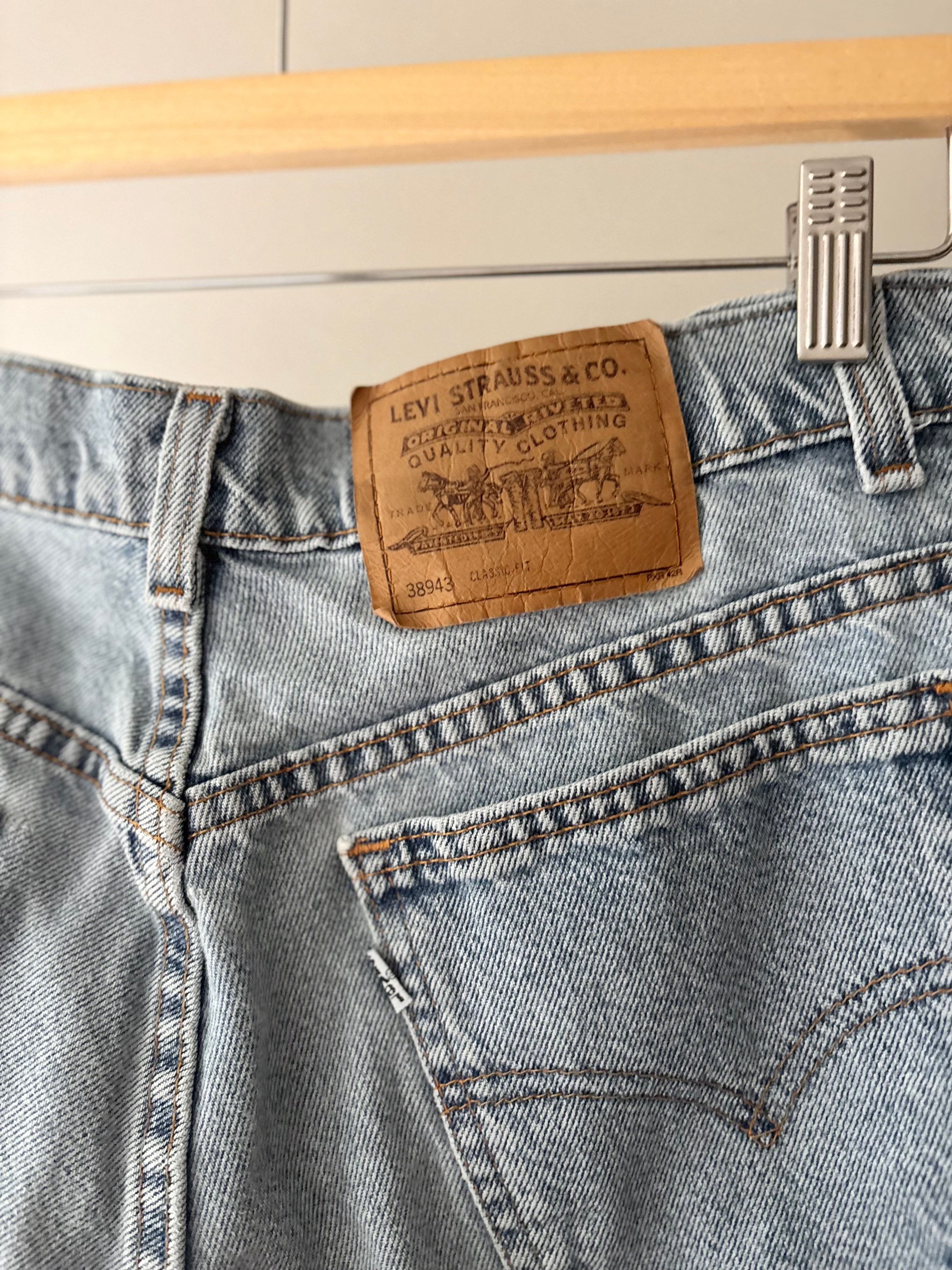 1990s White Tab Levi Jean Shorts | Size 34”