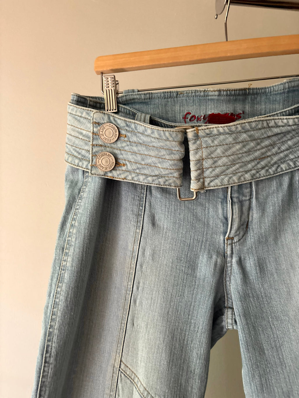 Y2K Light Wash Low Rise Capris with Chunky Belt | Size 31”