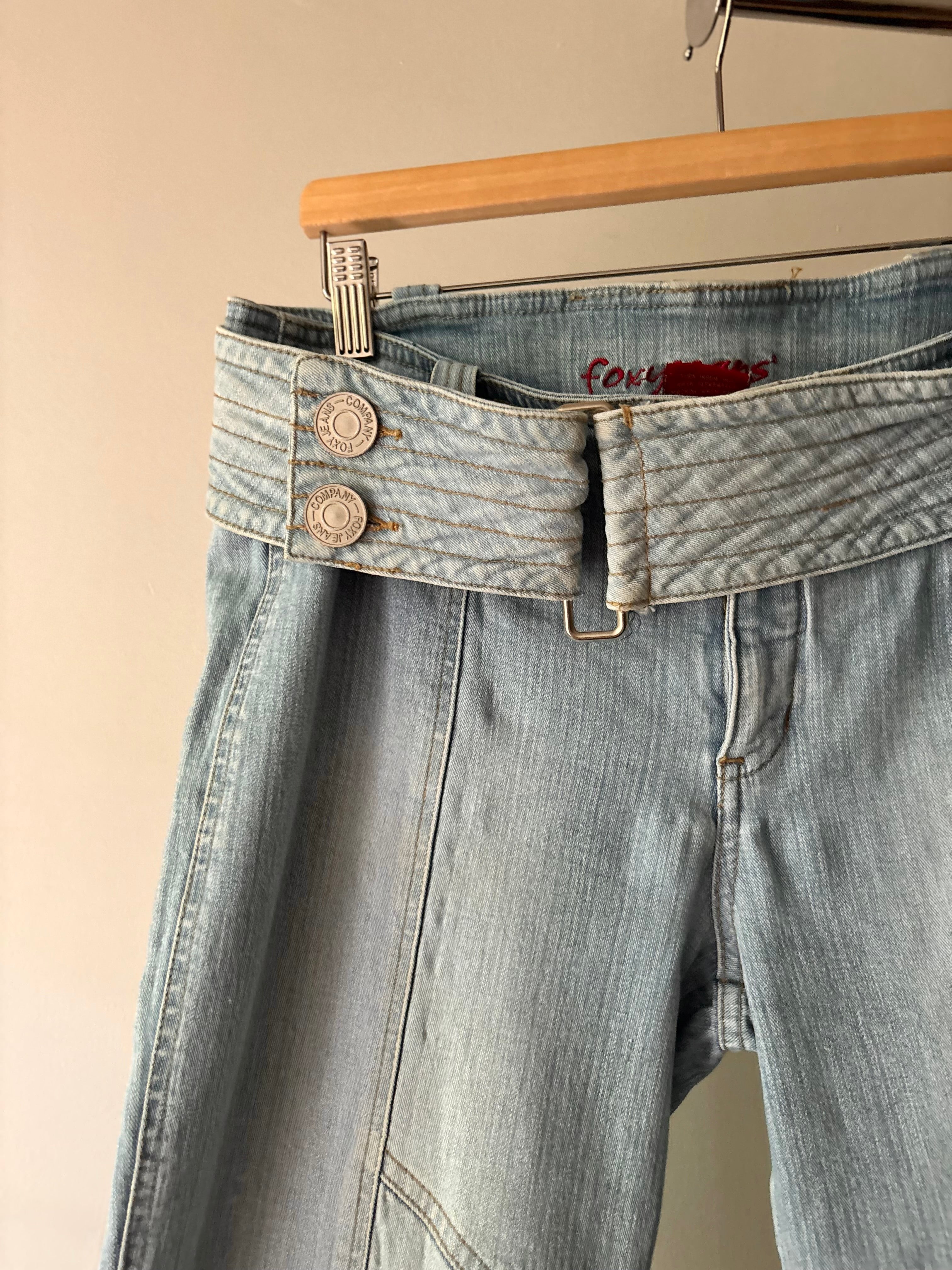Y2K Light Wash Low Rise Capris with Chunky Belt | Size 31”