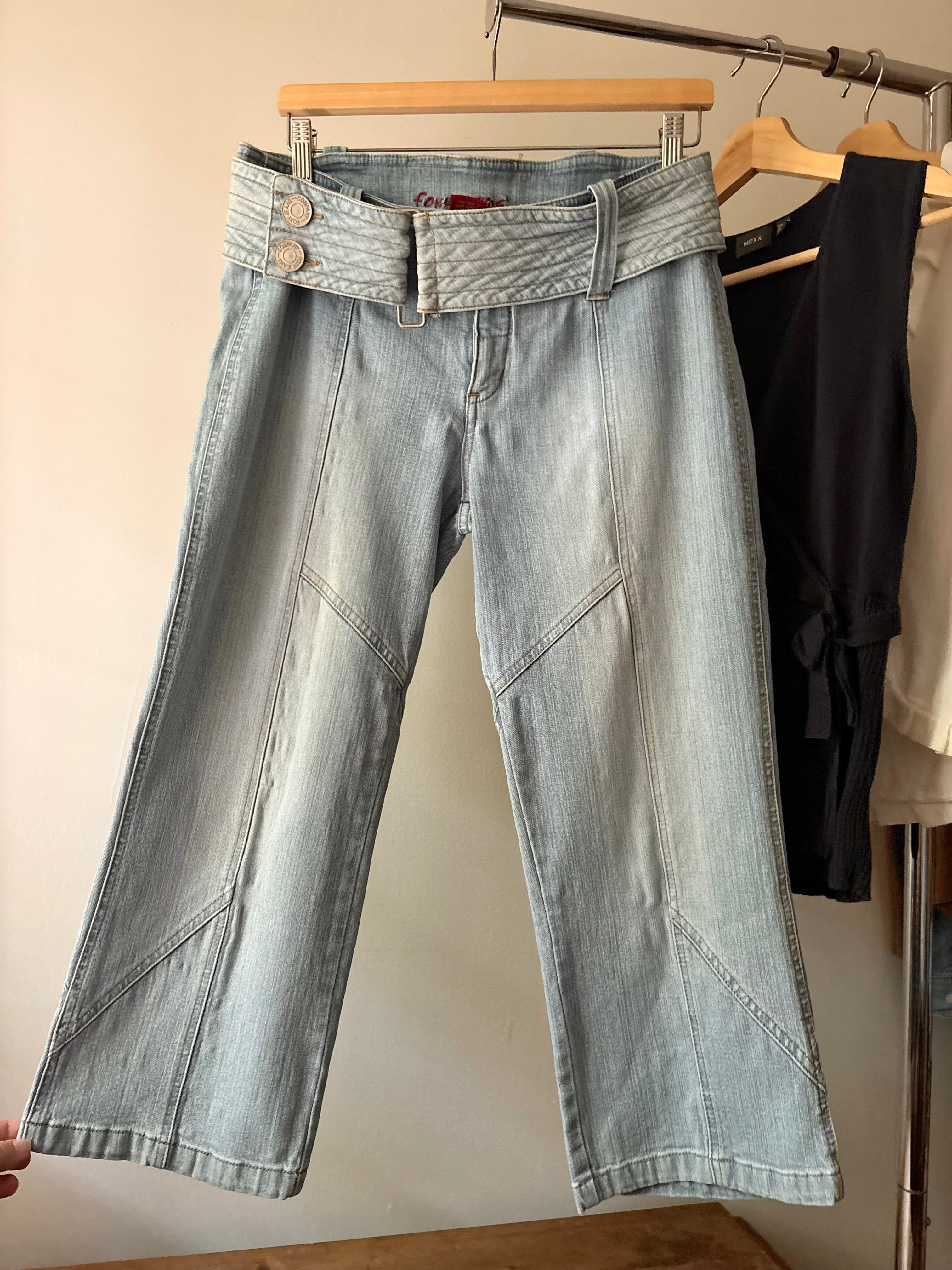 Y2K Light Wash Low Rise Capris with Chunky Belt | Size 31”