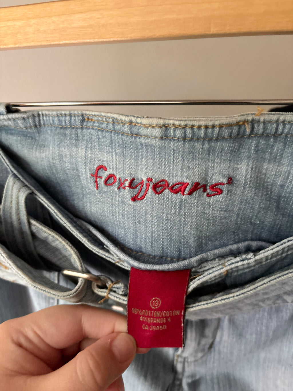 Y2K Light Wash Low Rise Capris with Chunky Belt | Size 31”