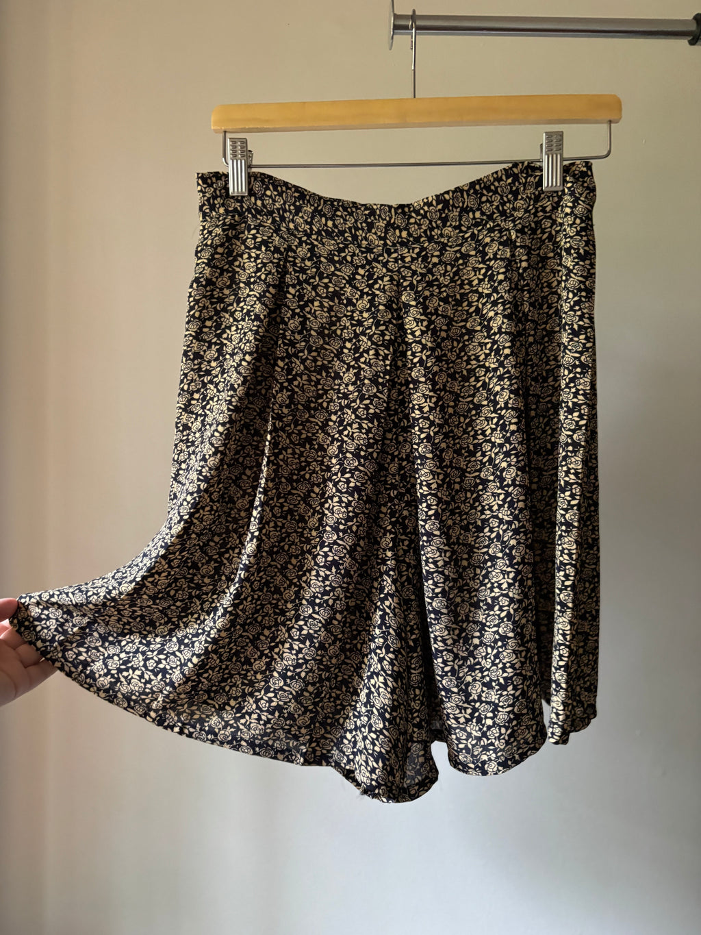 1990s Flowy High Rise Floral Shorts | 28"