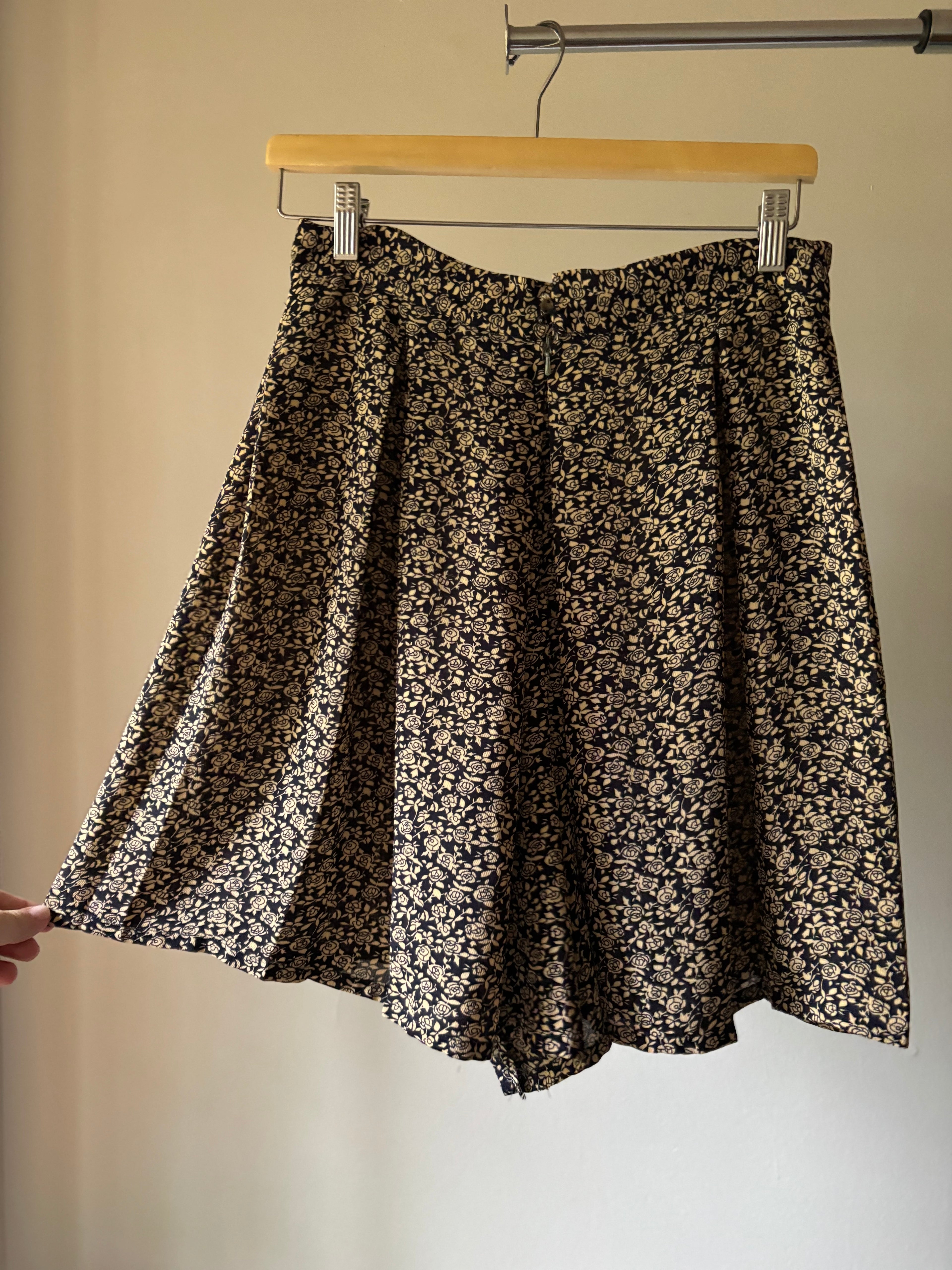 1990s Flowy High Rise Floral Shorts | 28"