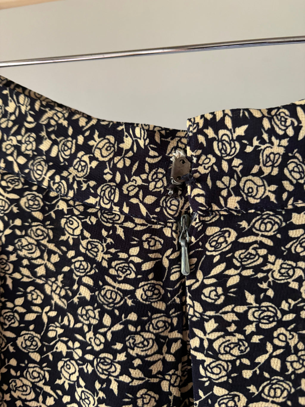1990s Flowy High Rise Floral Shorts | 28"