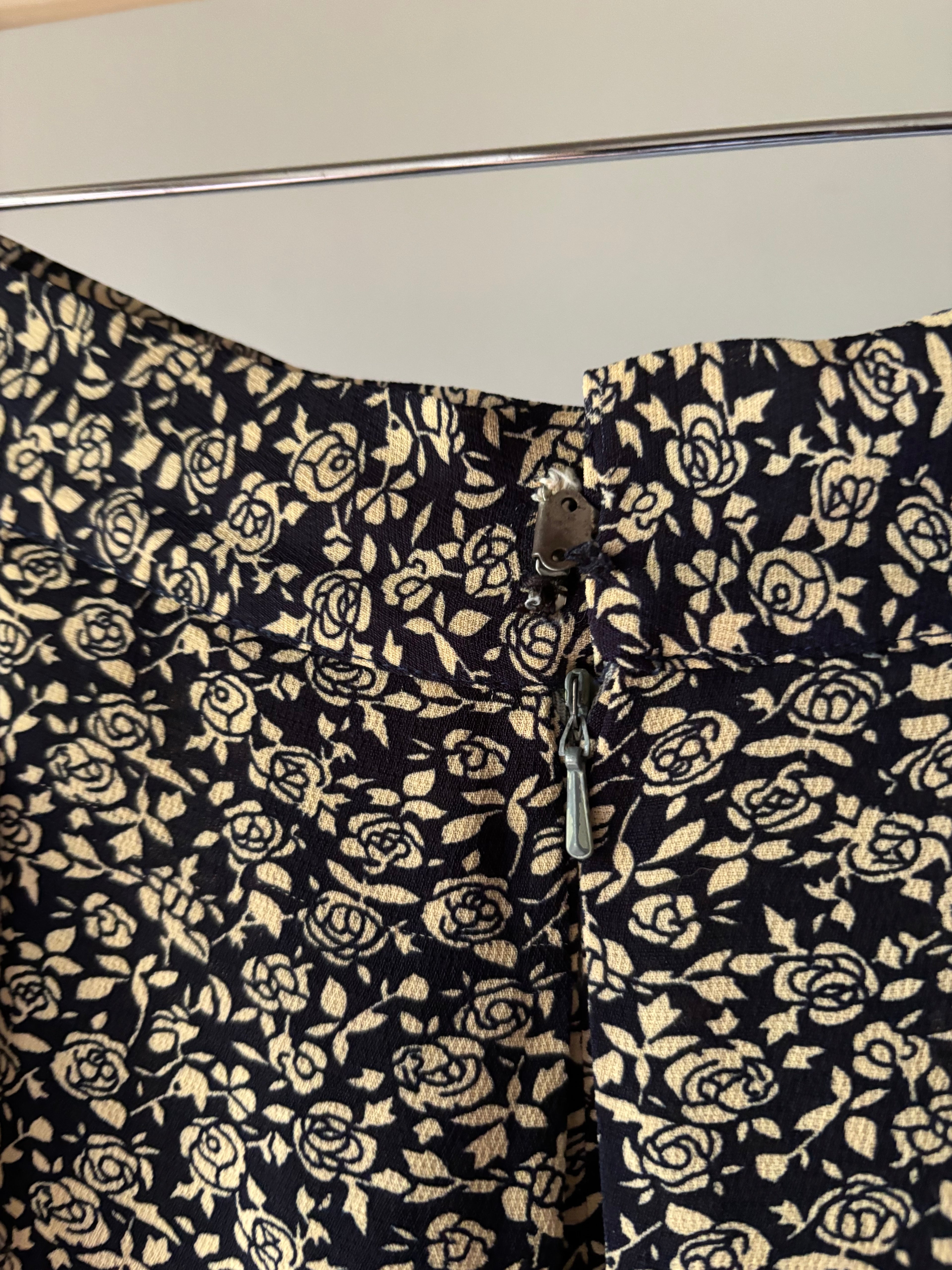 1990s Flowy High Rise Floral Shorts | 28"
