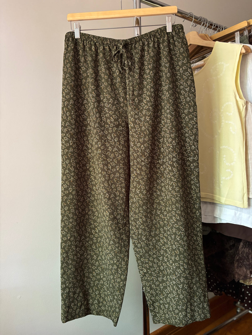 1990s Breezy Green Floral Drawstring Pants | 32-36" waist