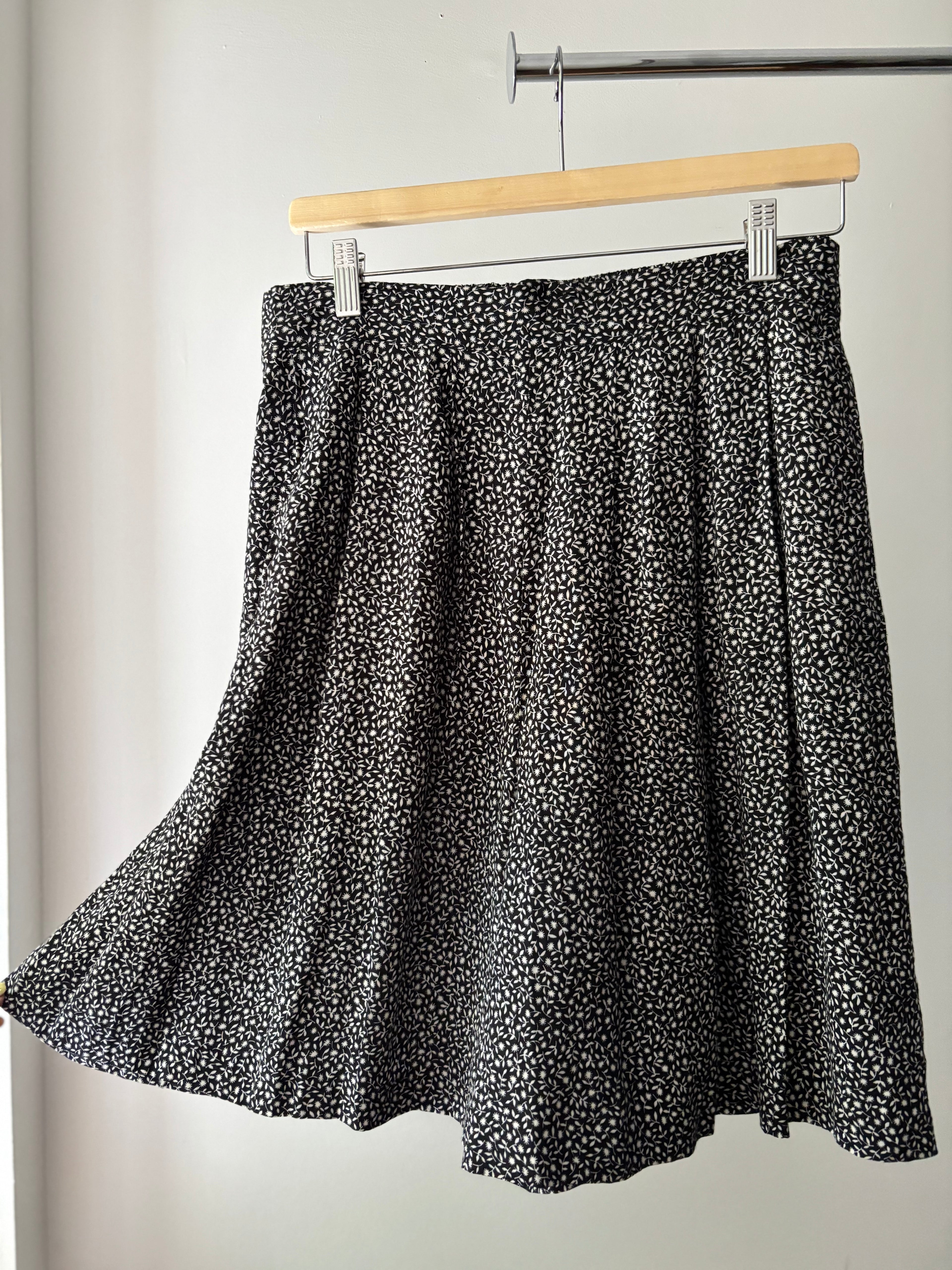 1990s Flowy High Rise Shorts with Pockets| 30-34"