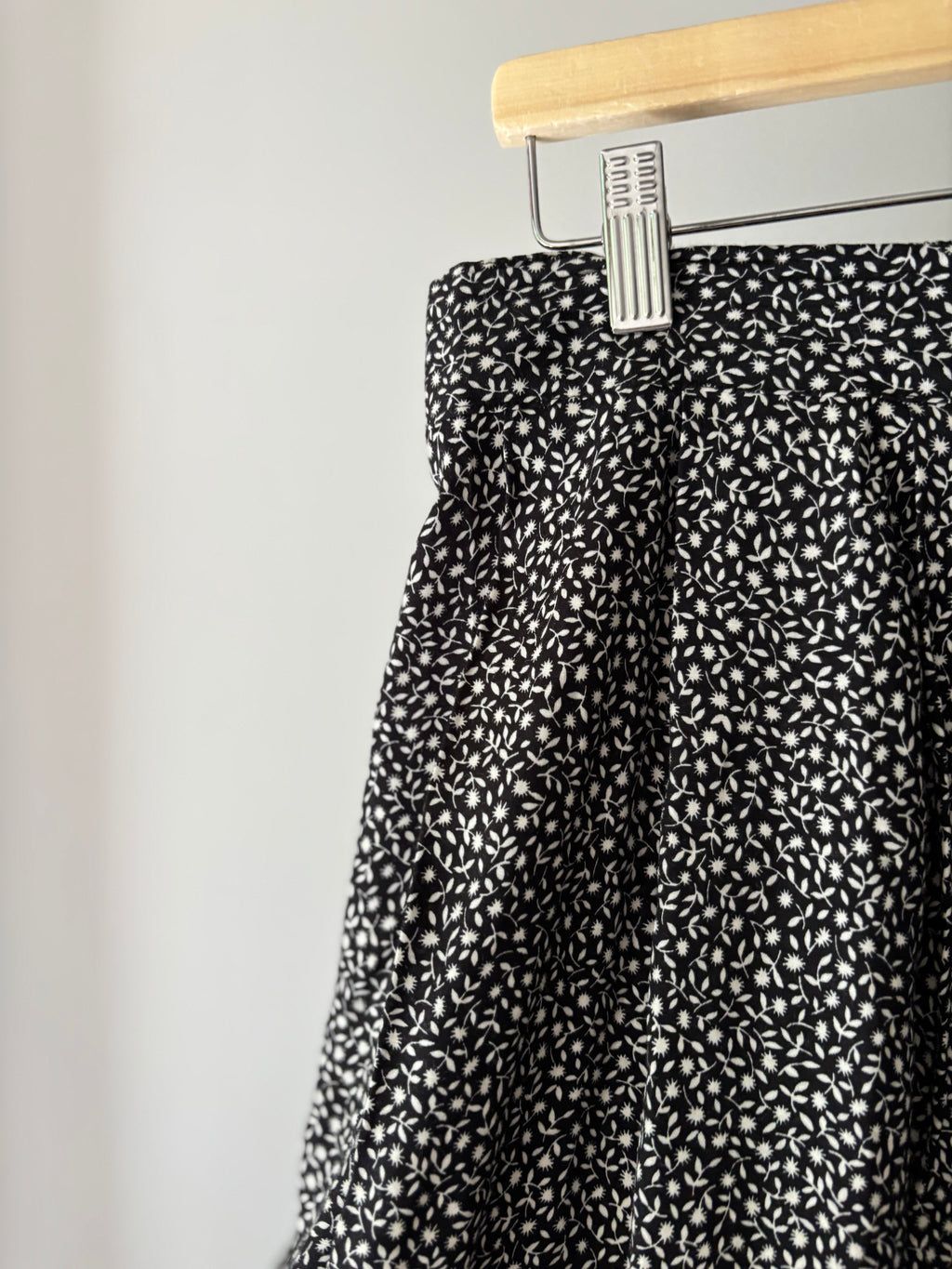1990s Flowy High Rise Shorts with Pockets| 30-34"