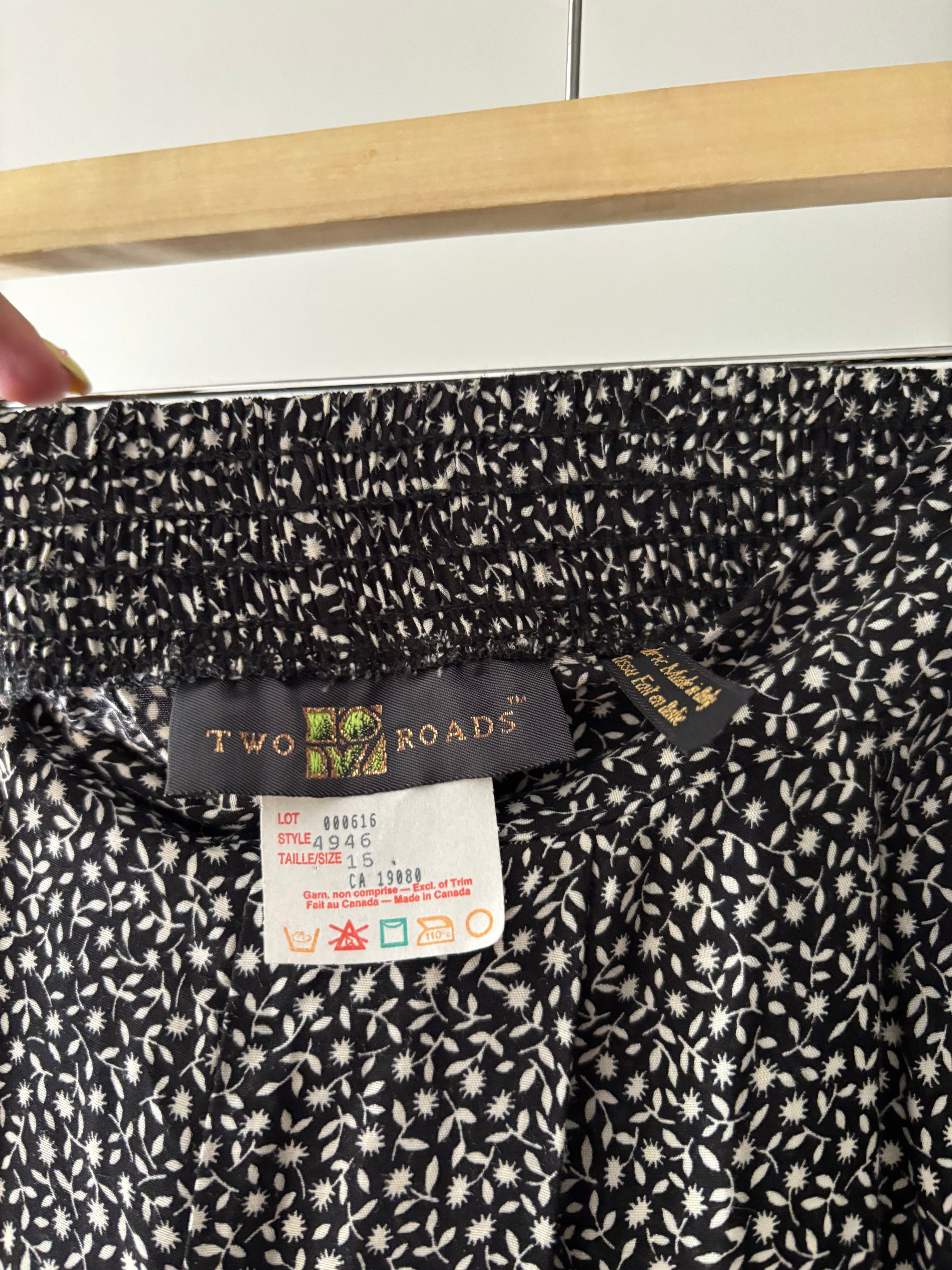 1990s Flowy High Rise Shorts with Pockets| 30-34"