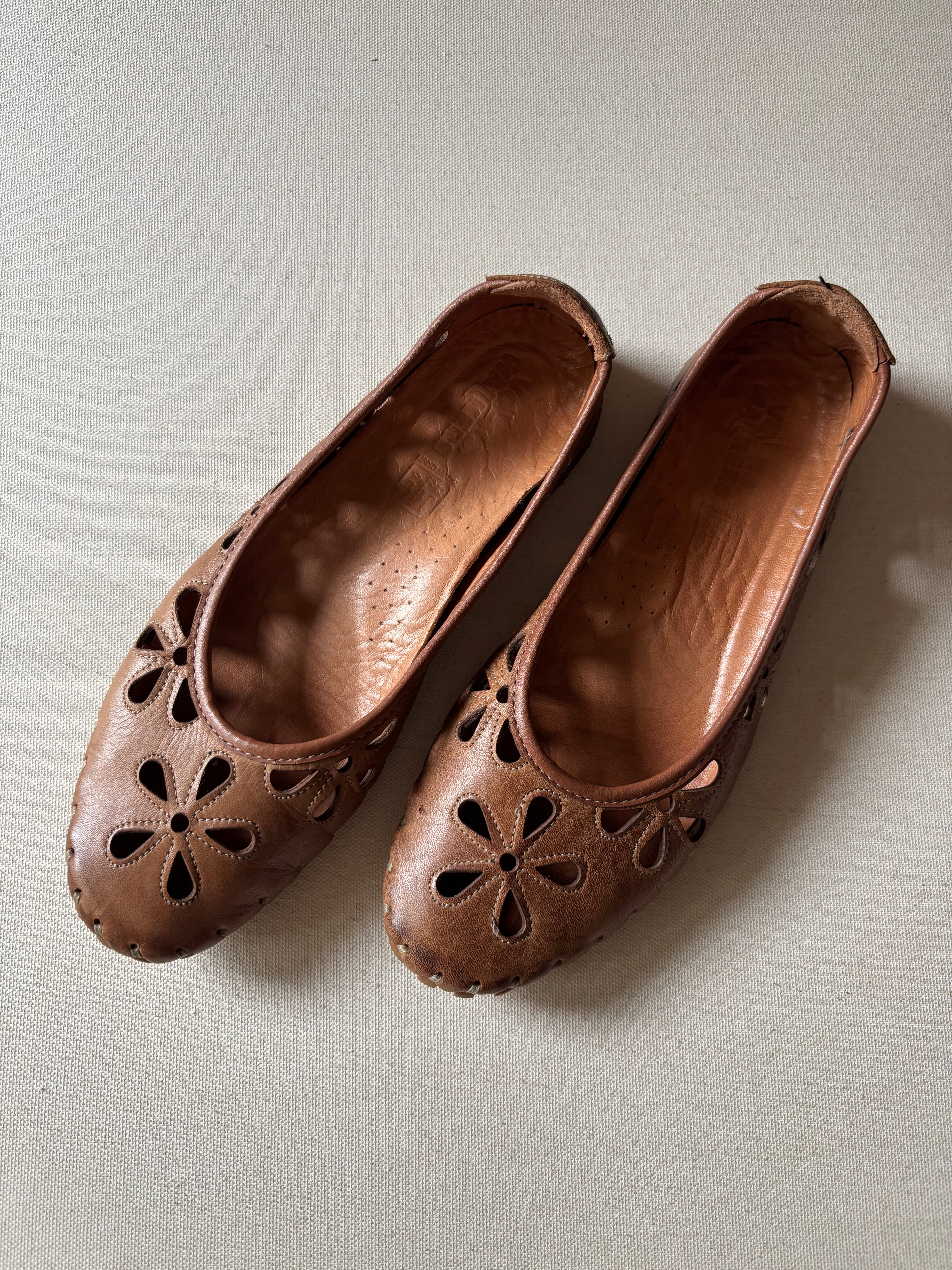 Leather Floral Volks Walkers Flats sz 8.5