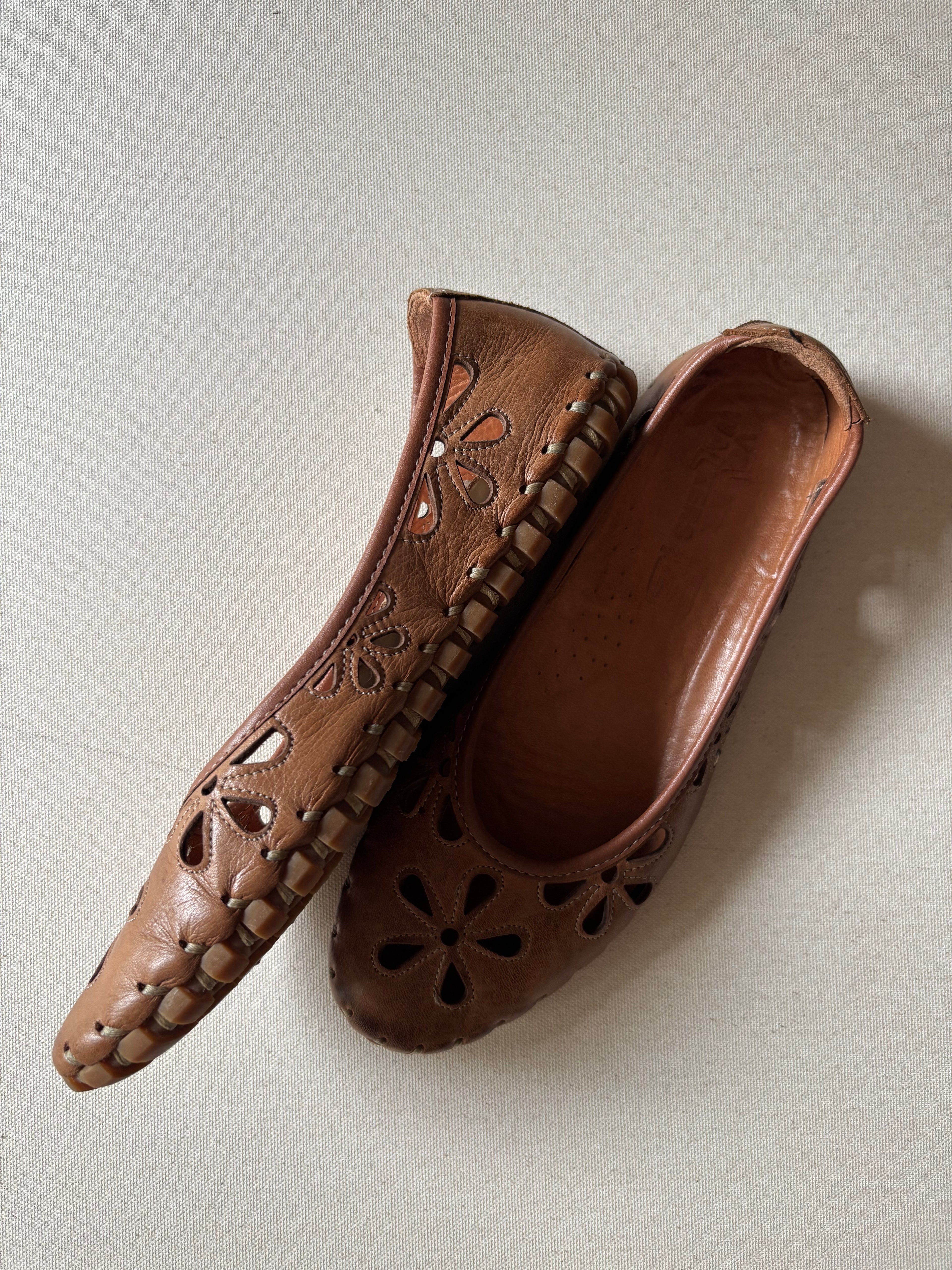 Leather Floral Volks Walkers Flats sz 8.5