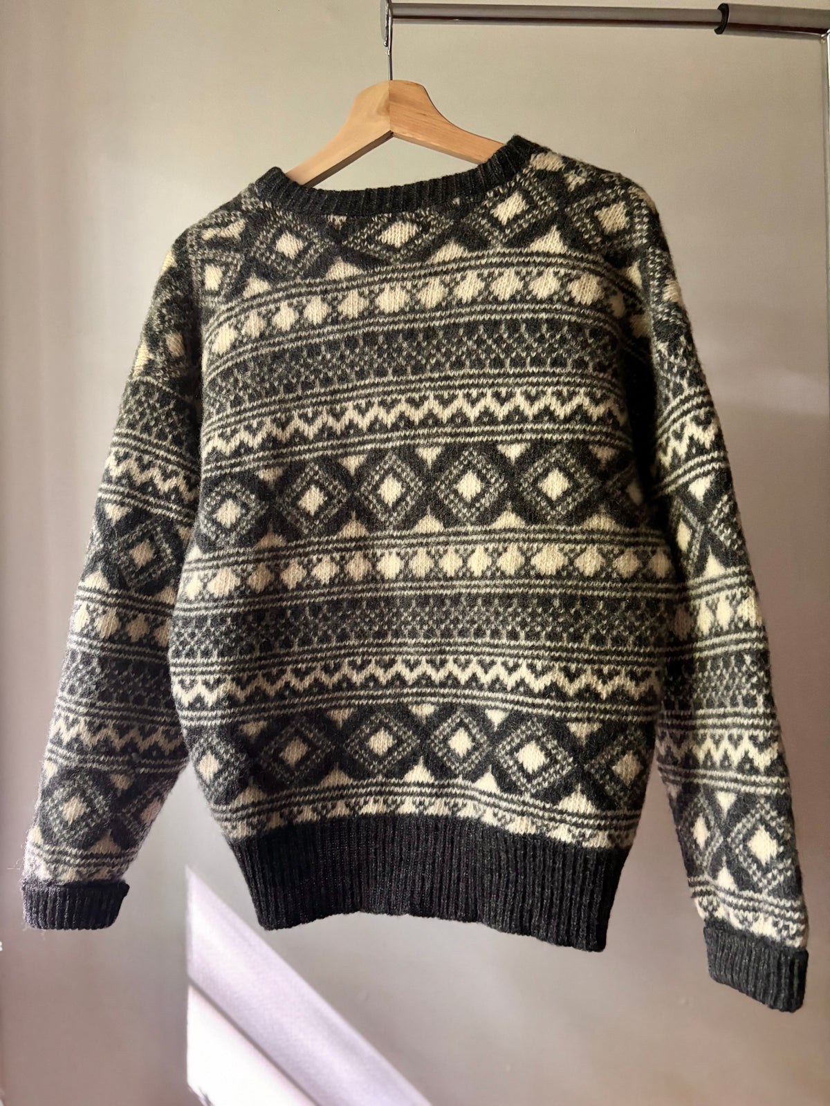 1970s Cream & Grey Patterned Wool Sweater