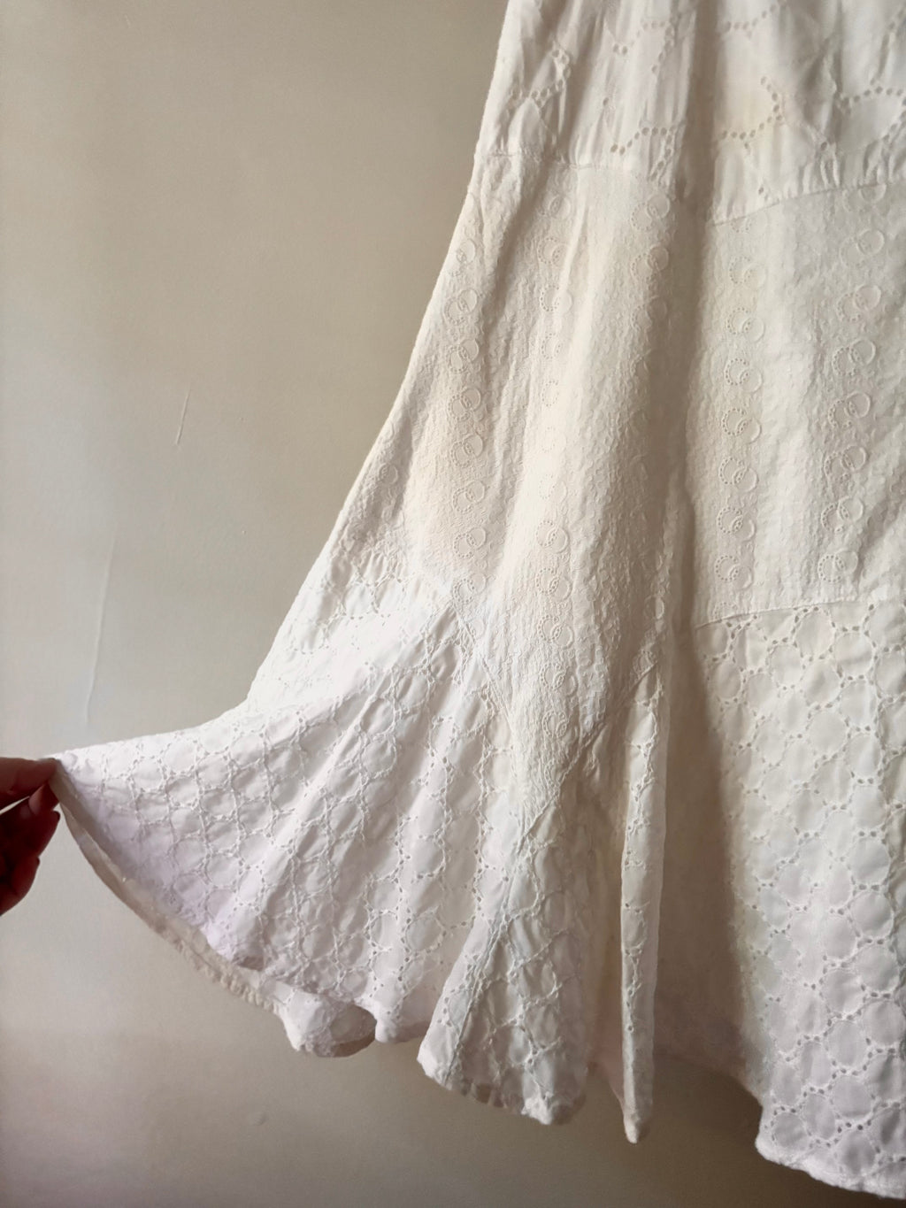 1990s White Cotton Eyelet Midi Skirt | Size 32"